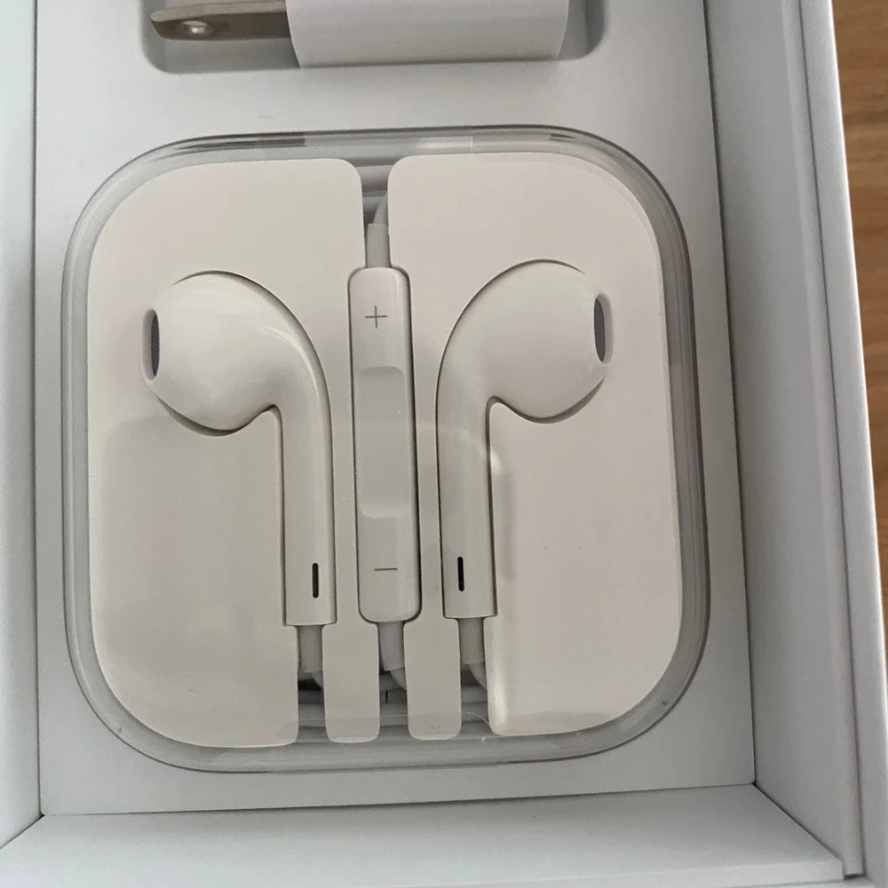 Apple iPhone 6 Space Gray 32GB Original Box and Accessories Set MQ3X2LL/A